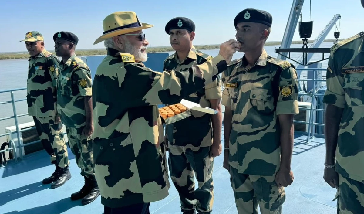 PM Modi ने जारी रखी परंपरा, कच्छ में जवानों को मिठाई खिलाकर मनाई दिवाली