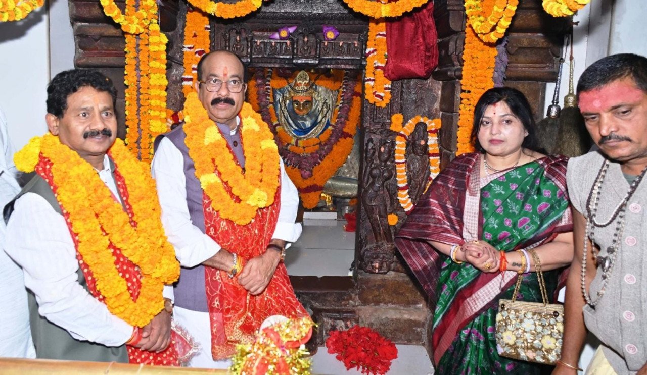 रायपुर : उप मुख्यमंत्री श्री अरुण साव ने वृद्धाश्रम में बुजुर्गों को दिए फल, मिठाई और कंबल, बुजुर्गों के साथ केक काटकर अपने जन्मदिन की शुरुआत की