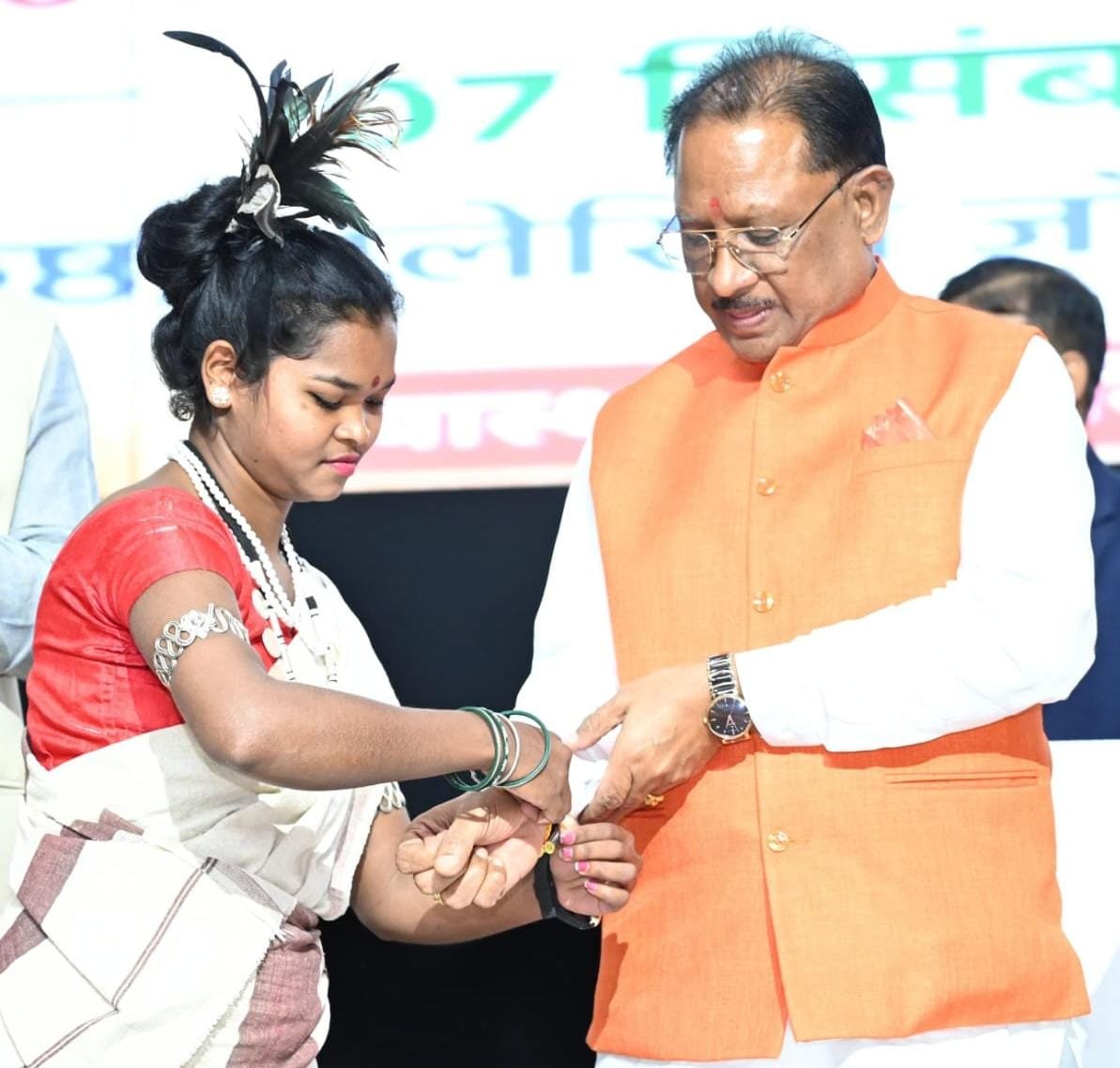 रायपुर : बस्तर के तोकापाल की सुश्री बबीता नाग ने मुख्यमंत्री को बांधा निरामय सूत्र