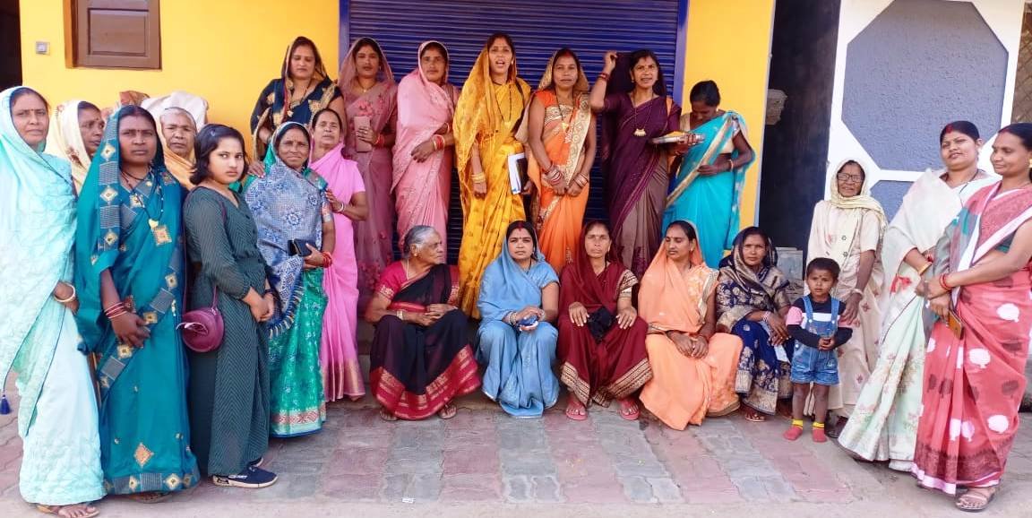 महासमुंद के सुभाषनगर में रहने वाली निम्न और मध्यम वर्गीय महिलाओं ने छत्तीसगढ़ सरकार की महतारी वंदना योजना के तहत मिलने वाली