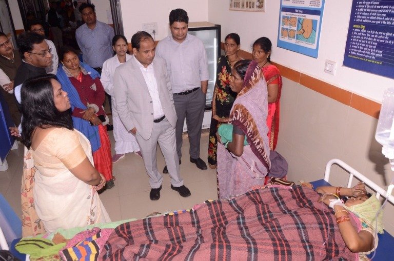 कलेक्टर ने आरंग के सामुदायिक स्वास्थ्य केन्द्र का किया निरीक्षण