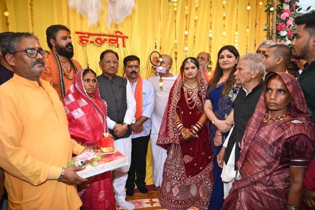 कवर्धा में वैवाहिक कार्यक्रम में शामिल हुए सीएम साय