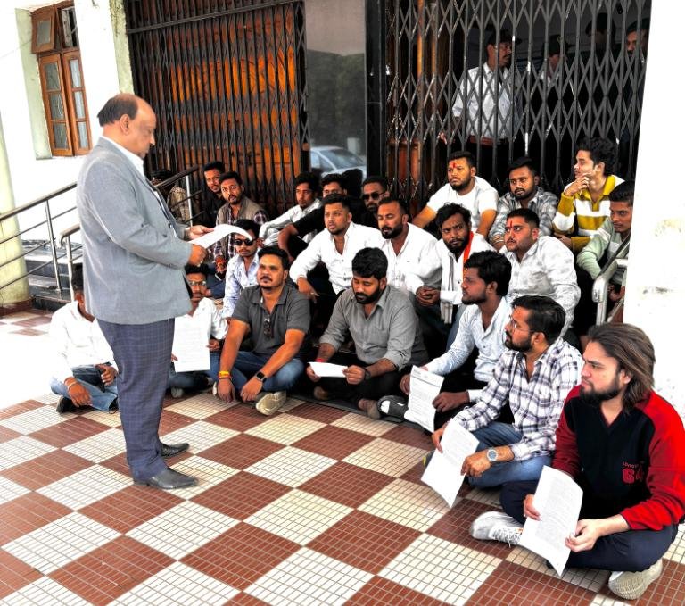 छात्रा की गुमशुदगी पर NSUI ने उठाई आवाज, कुलपति को सौंपा ज्ञापन