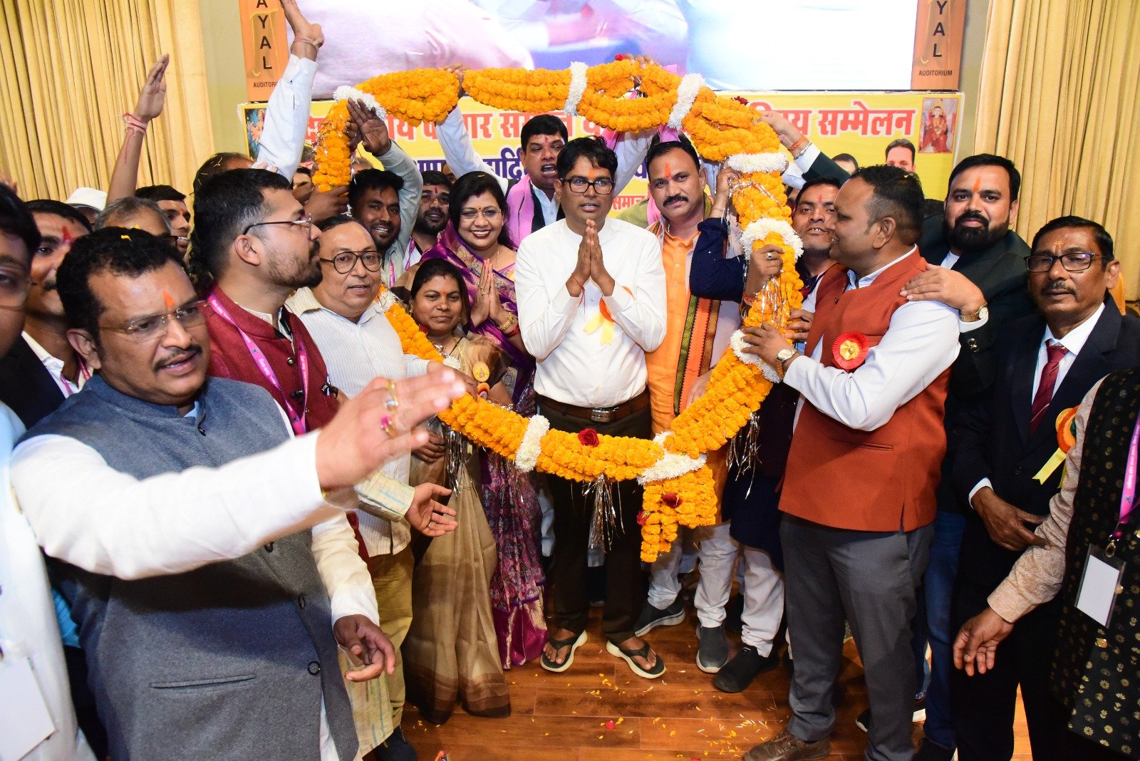 छत्तीसगढ़ कलार समाज रायपुर तत्वाधान मेंदीनदयाल अदूटोरियम में प्रति वर्ष की भांति इस वर्ष भी 25 दिसंबर 2024 को 34 वां प्रदेश स्तरीय युवक युवती परिचय एवं पारिवारिक मिलन समारोह का आयोजन किया गया।