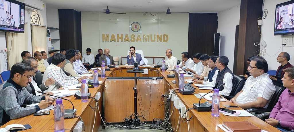 लोगों की समस्यों का सवेंदनशीलता पूर्वक निराकरण करें : कलेक्टर