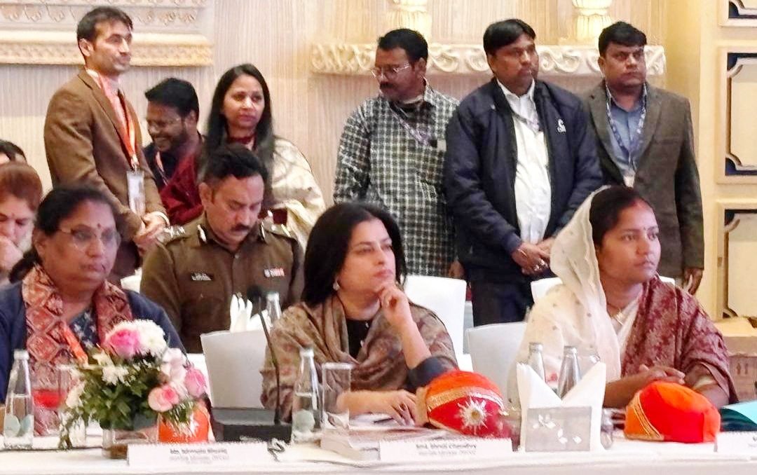 शिविर में राज्यों तथा केन्द्र शासित प्रदेशों के प्रतिनिधियों के साथ स्वतंत्र रुप से चर्चा में लिया भाग