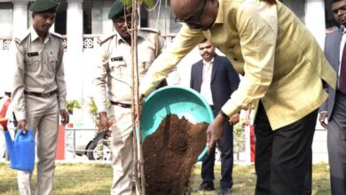 रायपुर : राज्यपाल श्री रमेन डेका ने कलेक्टर कार्यालय परिसर में किया एक पेड़ माँ के नाम पर पौधे रोपण