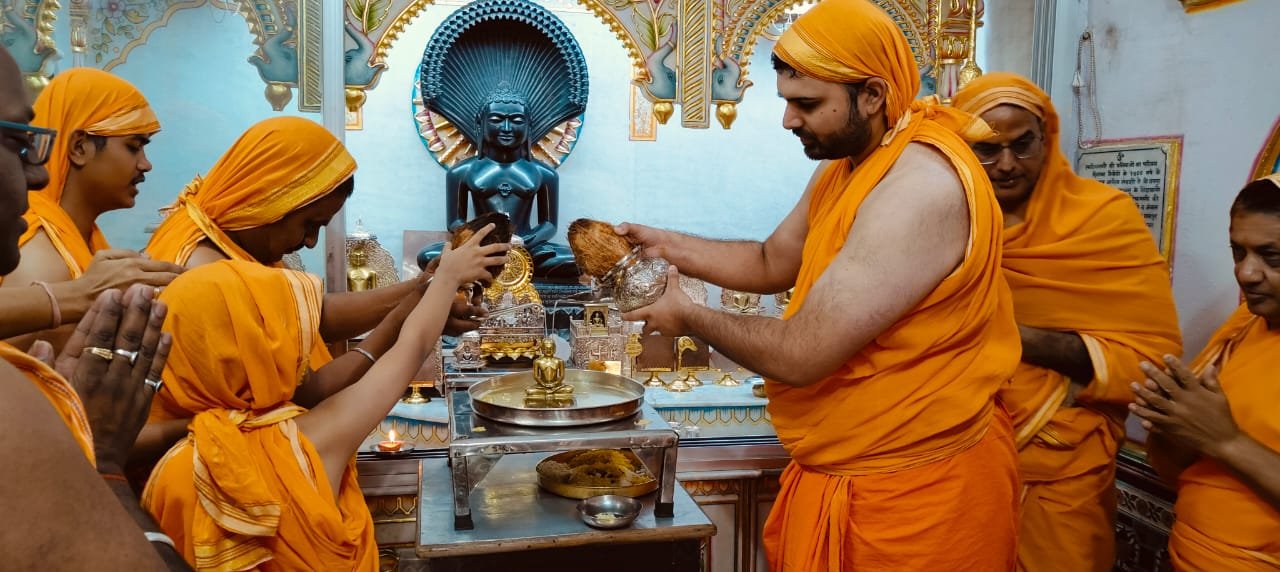 संपूर्ण विश्व में सुख शांति समृद्धि जनकल्याण हेतु शांतिधारा व विशेष पूजन