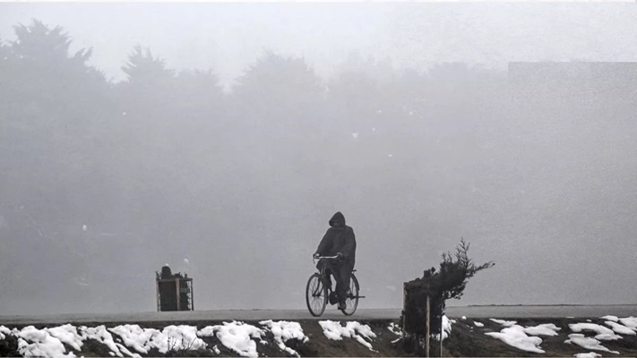 शुक्रवार शाम से दिल्ली, उत्तर प्रदेश, पंजाब सहित हरियाणा में घना कोहरा पड़ा, जिसने आम जनजीवन बुरी तरह प्रभावित किया। पहाड़ी क्षेत्रों