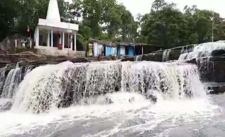 मन को तरोताजा कर देगा हरी-भरी वादियों में बहने वाली नरहरा जलप्रपात