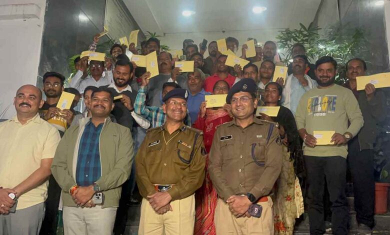 रायपुर पुलिस ने गुमशुदा मोबाइल फोन बरामदगी के विशेष अभियान के तहत 300 मोबाइल फोन खोजकर उनके स्वामियों को सुपुर्द कर