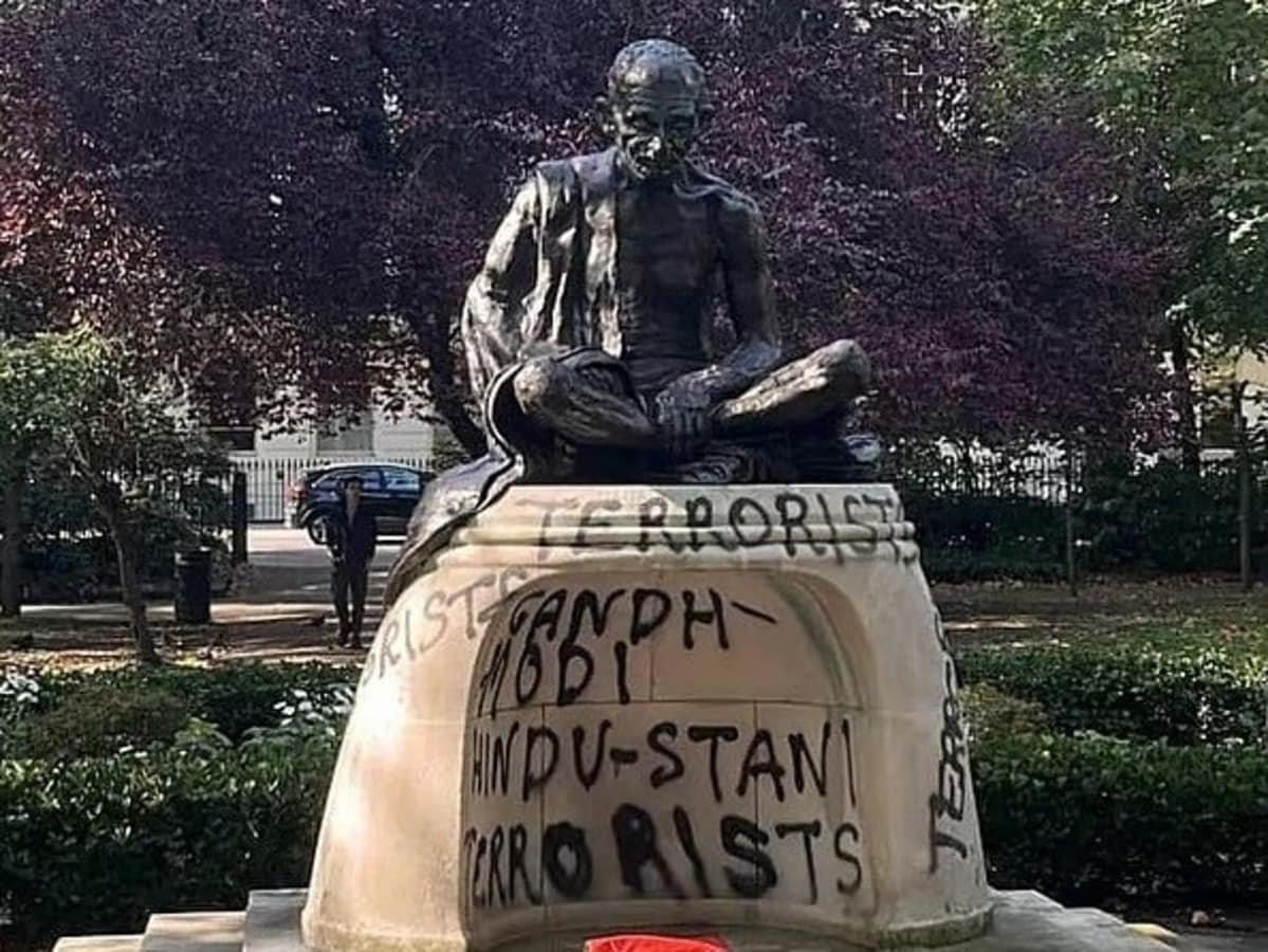 लंदन में तोड़ी गई महात्मा गांधी की प्रतिमा