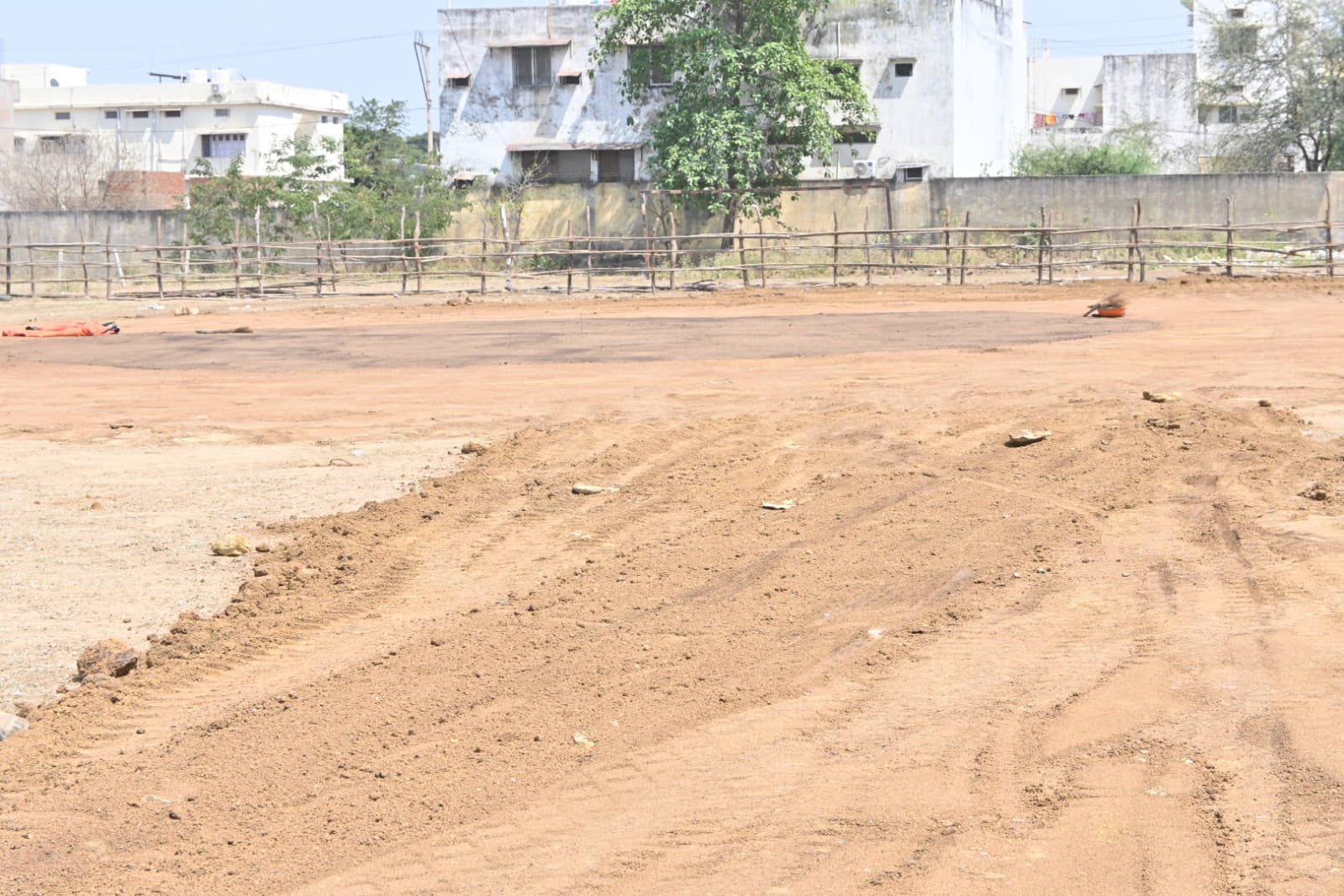 लोक निर्माण विभाग द्वार डीके कॉलेज खेल मैदान का समतलीकरण