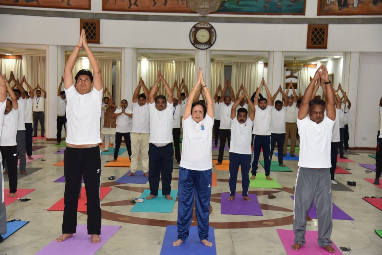 अंतर्राष्ट्रीय योग दिवस पर लोकभवन में किया गया योगाभ्यास