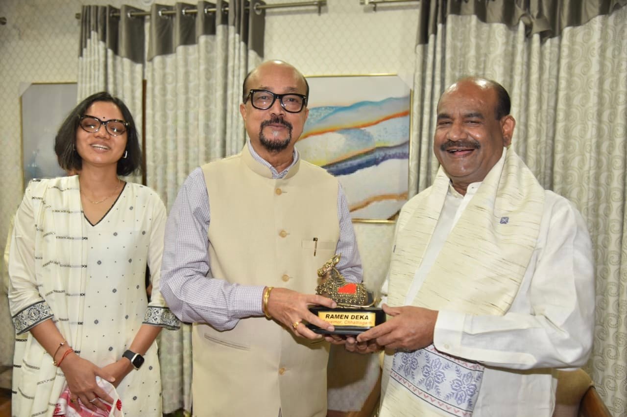 राज्यपाल श्री रमेन डेका ने किया लोकसभा अध्यक्ष श्री बिड़ला का आत्मीय स्वागत