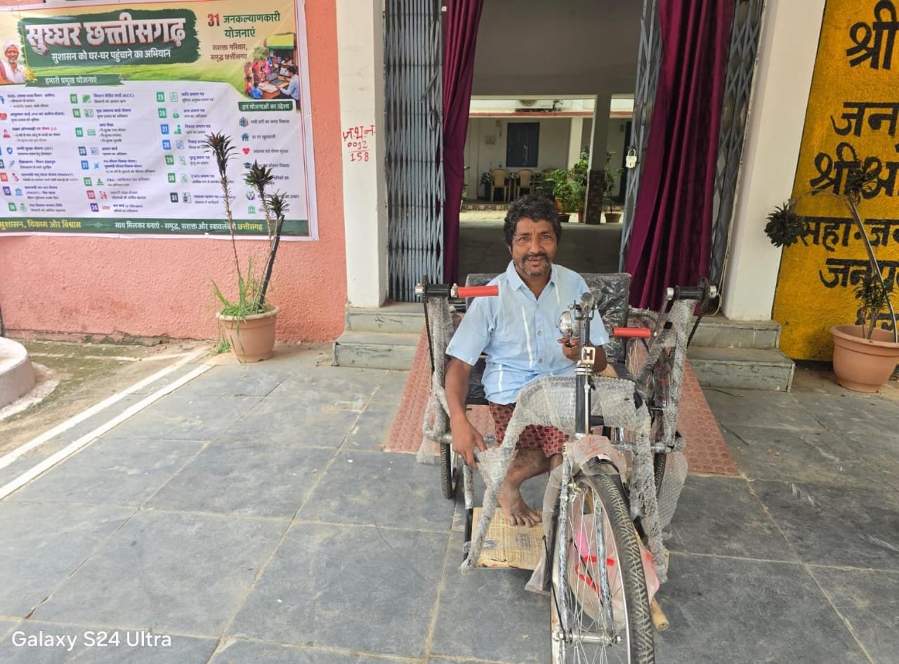 24 घंटे में दिव्यांग तक पहुंची ट्राइसाइकिल