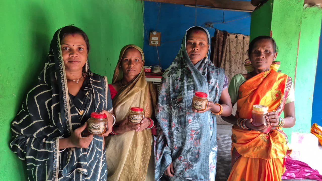महुआ के अचार और शहद से बदल रही ग्रामीण महिलाओं की तकदीर