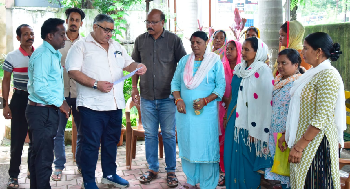जनदर्शन में पर्यटन एवं संस्कृति मंत्री श्री राजेश अग्रवाल ने सुनीं लोगों की समस्याएं, त्वरित समाधान के दिए निर्देश