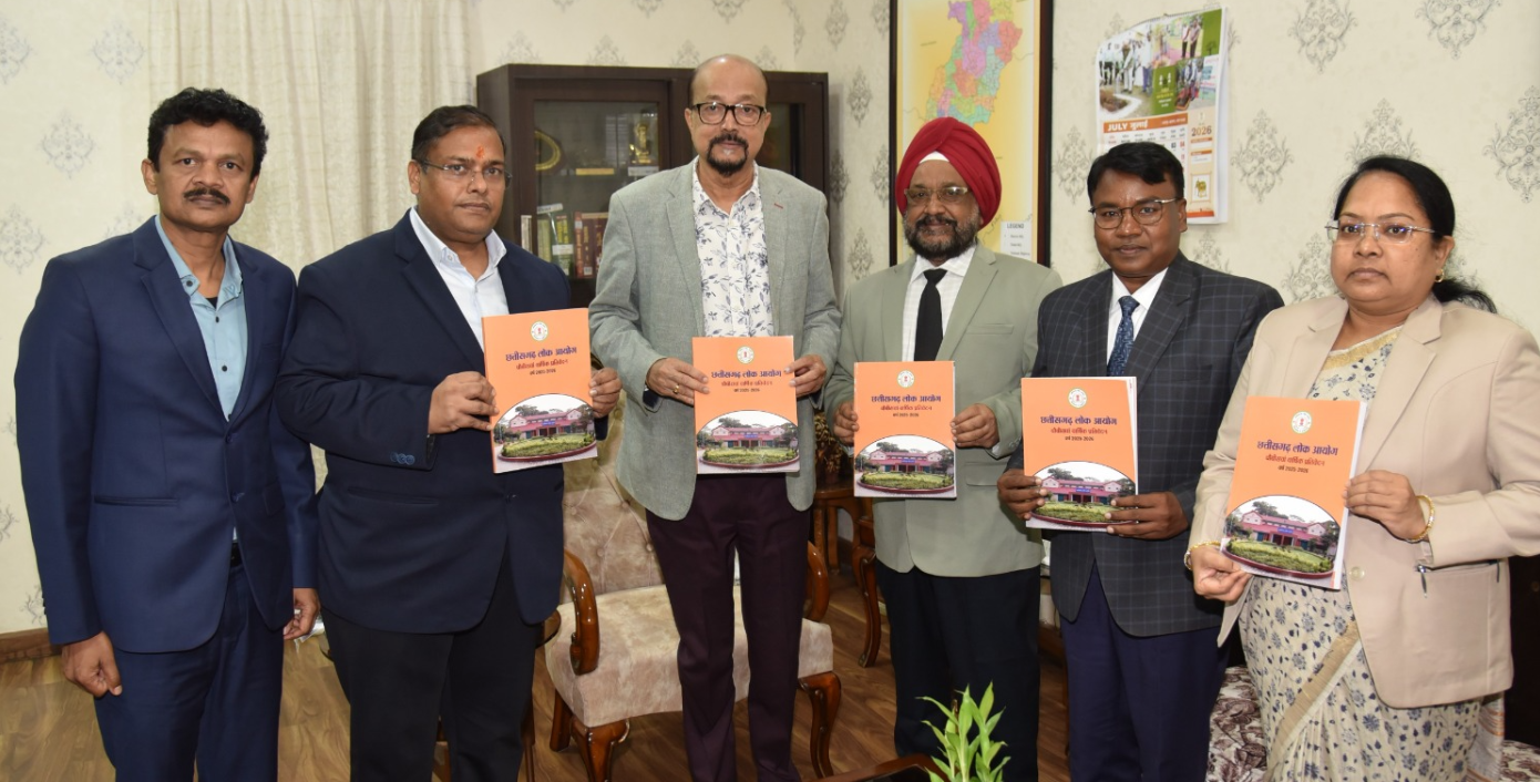 राज्यपाल श्री डेका को प्रमुख लोकायुक्त श्री उबोवेजा ने आयोग का वार्षिक प्रतिवेदन सौंपा