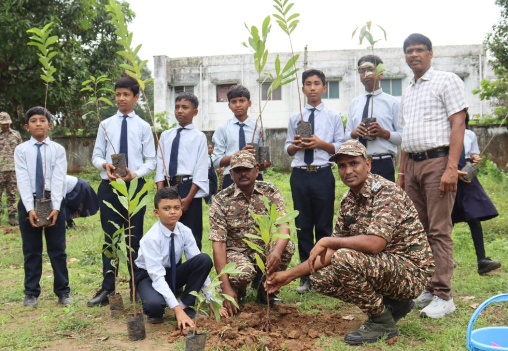 सीआरपीएफ ने नवोदय विद्यालय में लगाए 500 पौधे, पर्यावरण संरक्षण का दिया संदेश