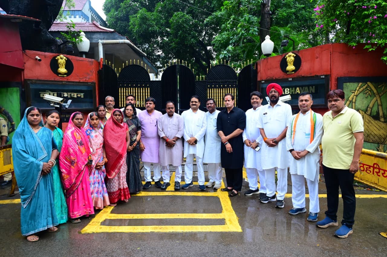 कांग्रेस नेताओं एवं नकटी गांव के पीड़ितों से मिले महामहिम राज्यपाल, गांव में ही पुनर्व्यवस्थापन का दिया आश्वासन