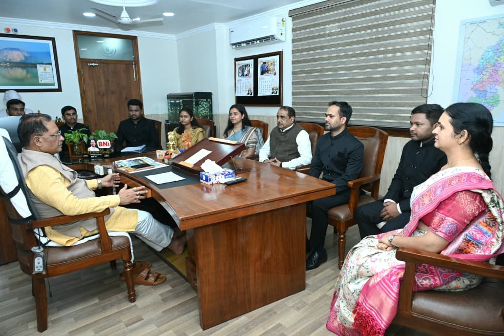 कर्तव्यनिष्ठ होकर जनसेवा एवं सुशासन के लिए जमीनी स्तर पर करें बेहतर कार्य: मुख्यमंत्री श्री विष्णु देव साय