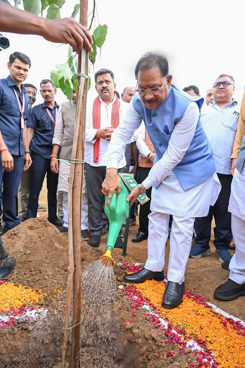 मुख्यमंत्री श्री विष्णुदेव साय ने अपनी माँ के नाम पर लगाया पीपल का पौधा, वन महोत्सव-2026 का हुआ शुभारंभ