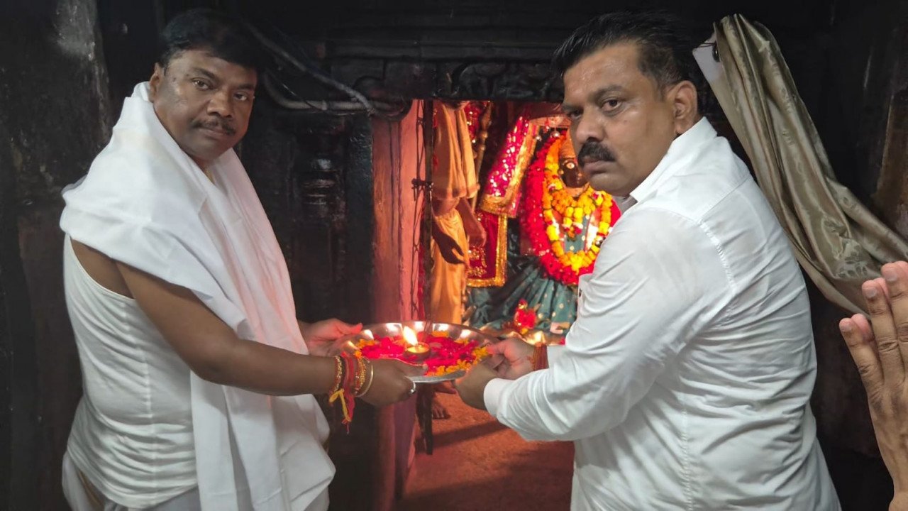 तिरंगा यात्रा के दूसरे दिवस माँ दंतेश्वरी की पूजा-अर्चना कर उप मुख्यमंत्री एवं वन मंत्री ने किया यात्रा का शुभारंभ