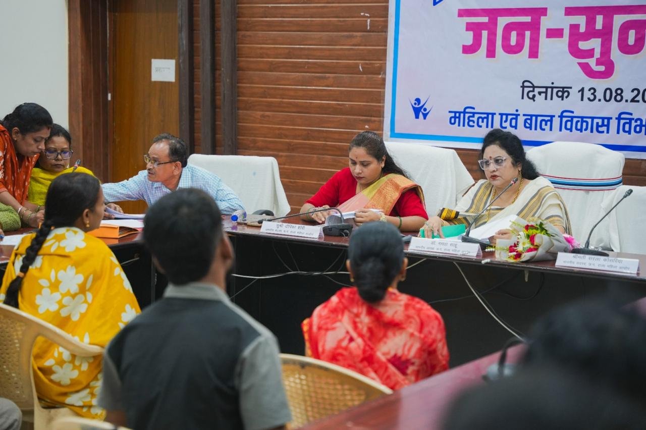 दुर्ग में महिला आयोग की जनसुनवाई : 27 प्रकरणों की सुनवाई, त्वरित कार्रवाई और विधिक सहायता पर जोर