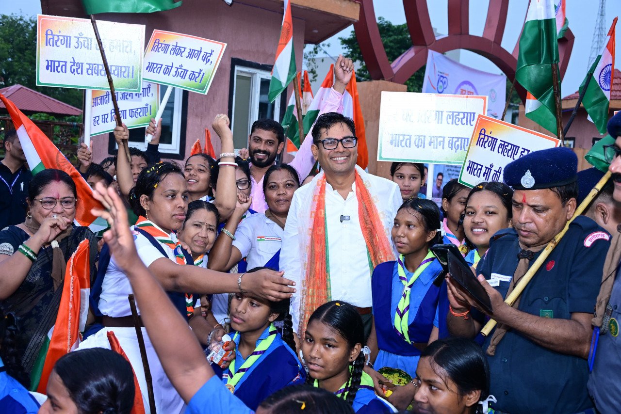 करीब 200 फीट लंबे तिरंगे के साथ उमड़ा जनसैलाब, वित्त मंत्री श्री ओ.पी. चौधरी हुए शामिल