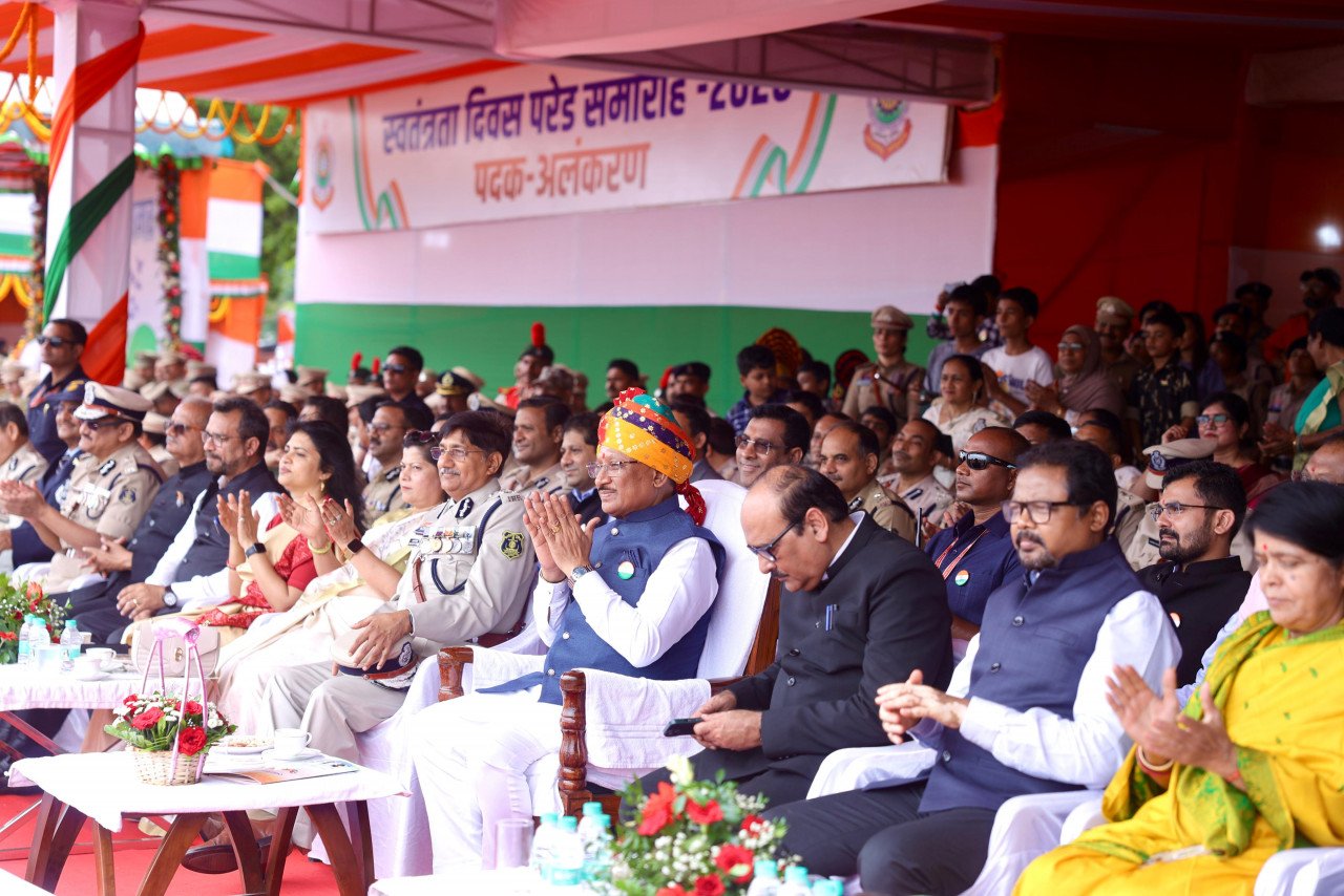 स्वतंत्रता दिवस समारोह: शालेय विद्यार्थियों की सांस्कृतिक प्रस्तुतियों ने बांधा समां