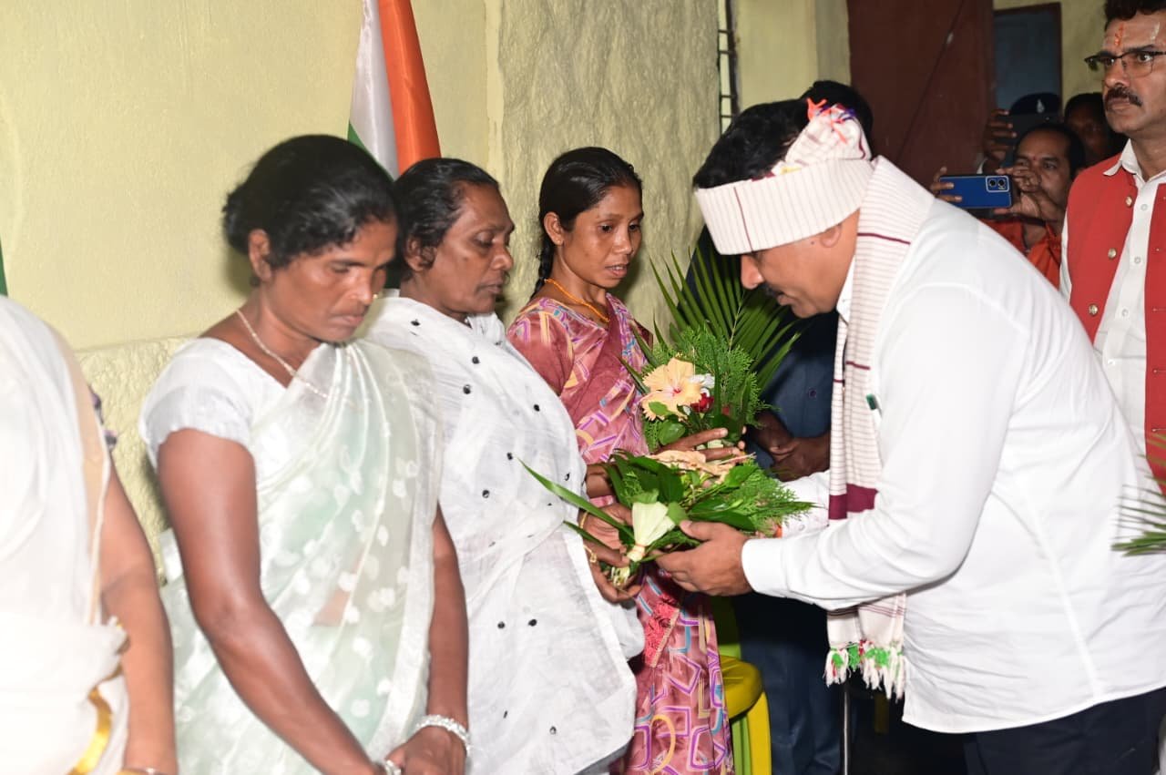 झीरम पहुंच उप मुख्यमंत्री विजय शर्मा ने शहीदों को दी श्रद्धांजलि