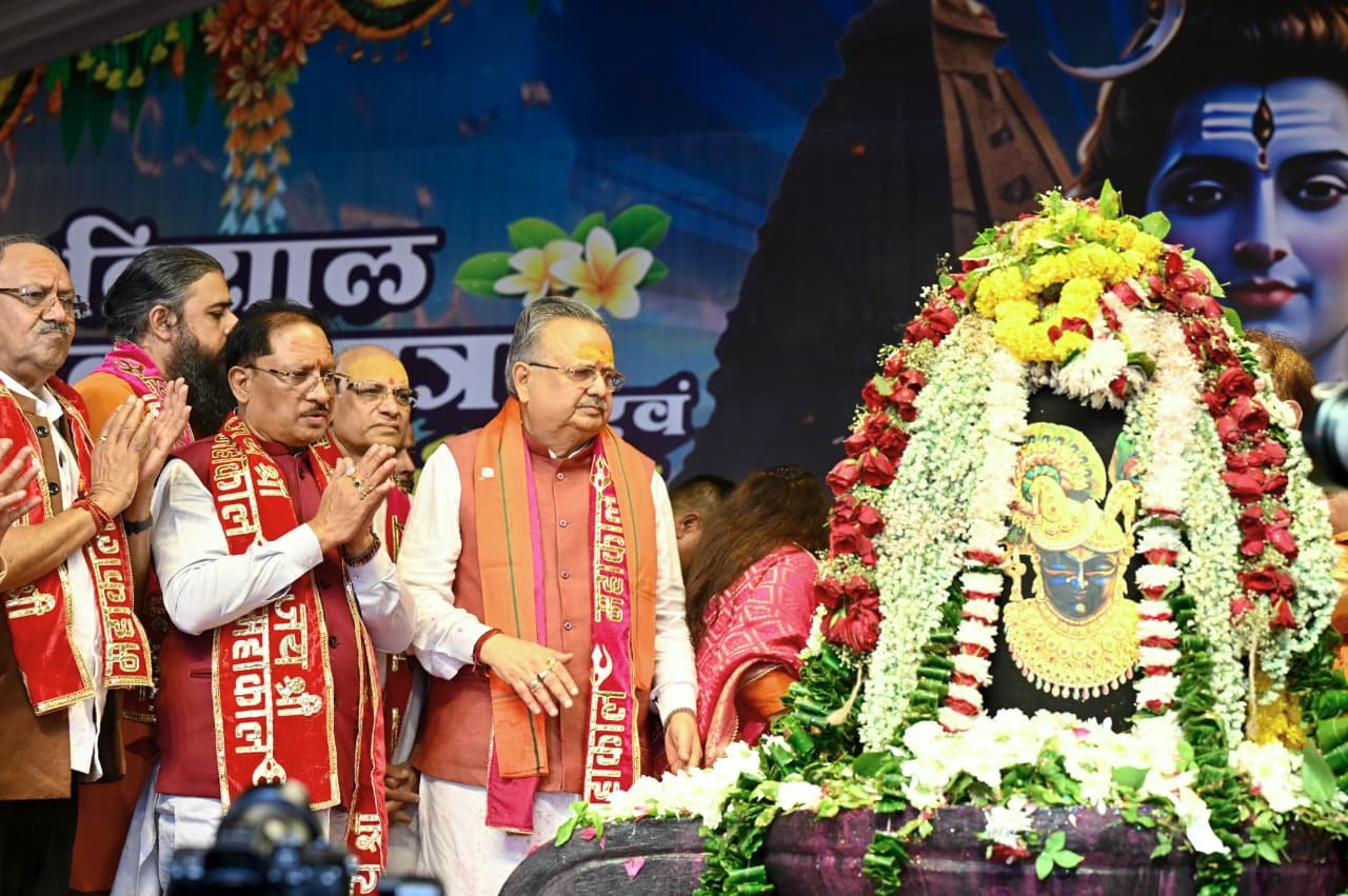 मुख्यमंत्री श्री विष्णु देव साय ने भगवान शिव का रुद्राभिषेक कर प्रदेशवासियों के सुख-समृद्धि और खुशहाली की कामना की