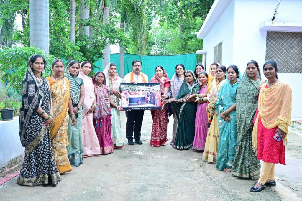 बिहान की दीदियों ने उपमुख्यमंत्री श्री विजय शर्मा को राखी बांधकर दी बधाई, साझा किए गुजरात भ्रमण के अनुभव