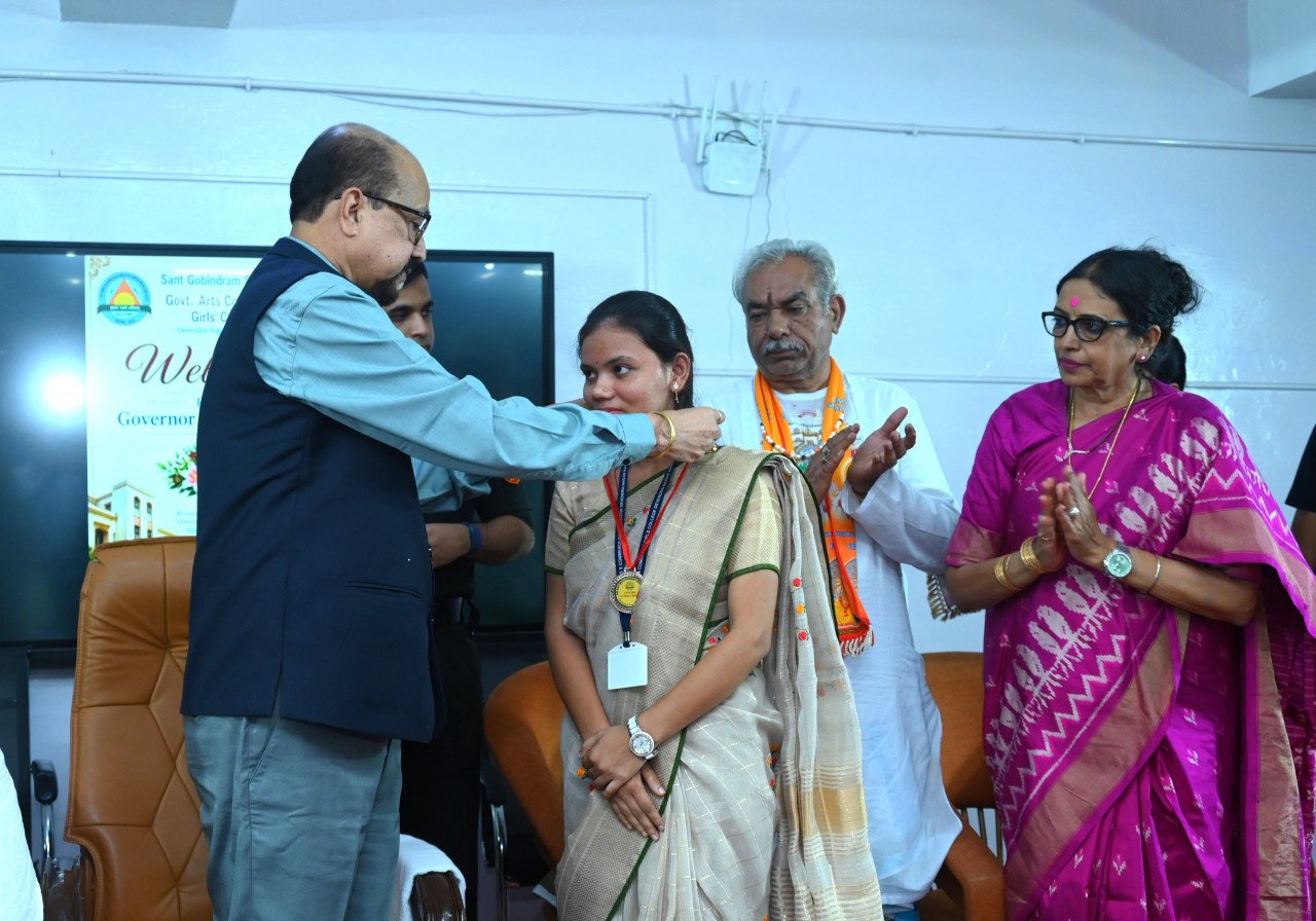 वर्तमान पर फोकस करें, निरंतर सीखते रहें और समाज के लिए योगदान दें - श्री डेका
