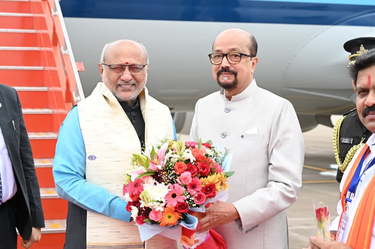 राज्यपाल श्री डेका ने उपराष्ट्रपति श्री राधाकृष्णन का किया आत्मीय स्वागत