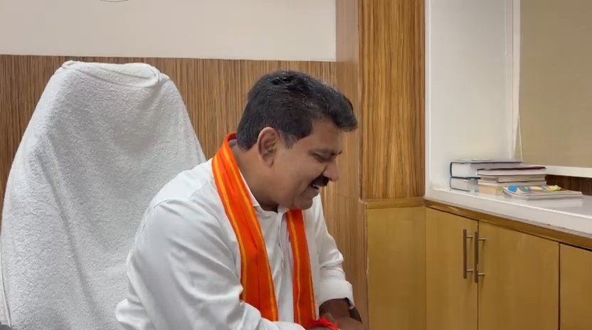 कवर्धा मेडिकल कॉलेज में प्रवेश लेने वाले जिले के प्रथम छात्र हिमांशु को उप मुख्यमंत्री श्री विजय शर्मा ने फोन कर दी बधाई एवं शुभकामनाएं