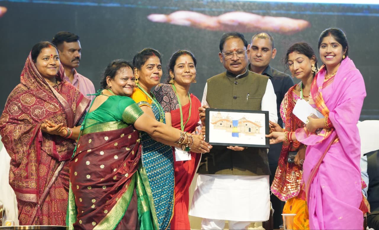 बहतराई स्टेडियम में गूंजा तीजा तिहार का उल्लास, मुख्यमंत्री श्री विष्णु देव साय ने बहनों संग साझा की पर्व की खुशियां