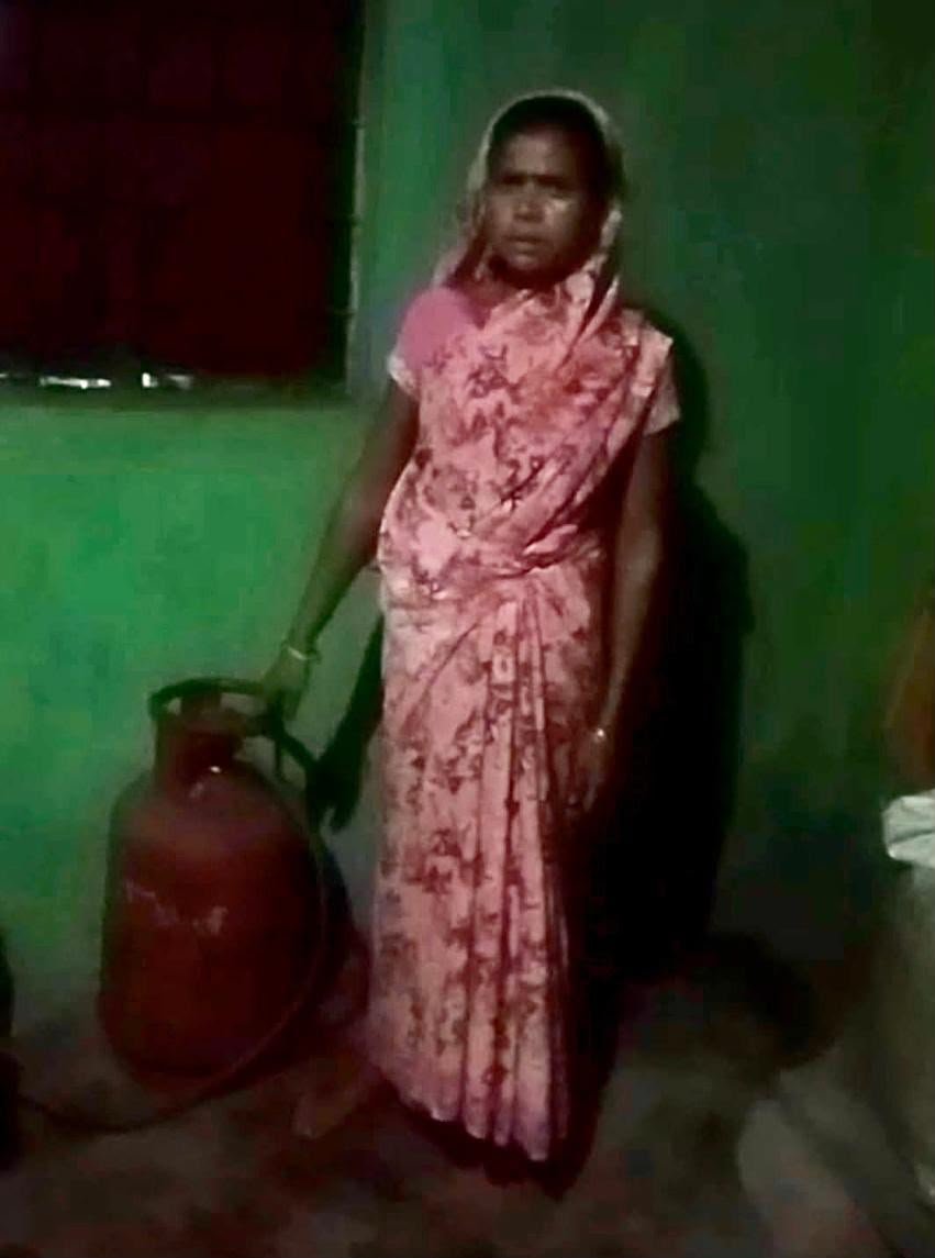 सेवा संकल्प अभियान : उज्ज्वला योजना ने बदली रतना की जिंदगी, चूल्हे के धुएं और लकड़ी के बोझ से मिली स्थायी मुक्ति