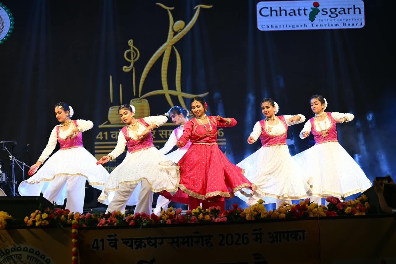 नुक्कड़ नाटक ने दिया सेवा का संदेश, अम्बेडकर चौक पर जुटे लोग