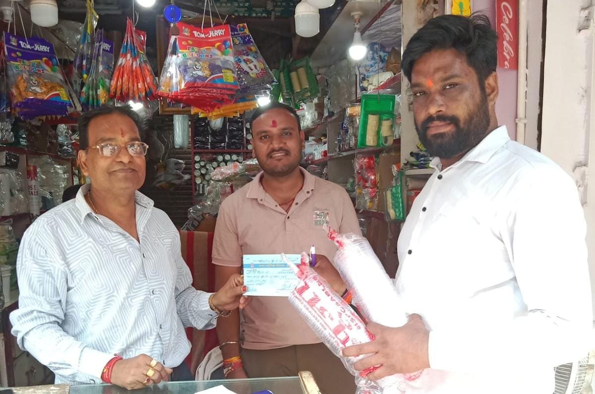 प्रतिबंधित प्लास्टिक के खिलाफ निगम की सख्ती, इंदिरा मार्केट की पांच दुकानों पर कार्रवाई