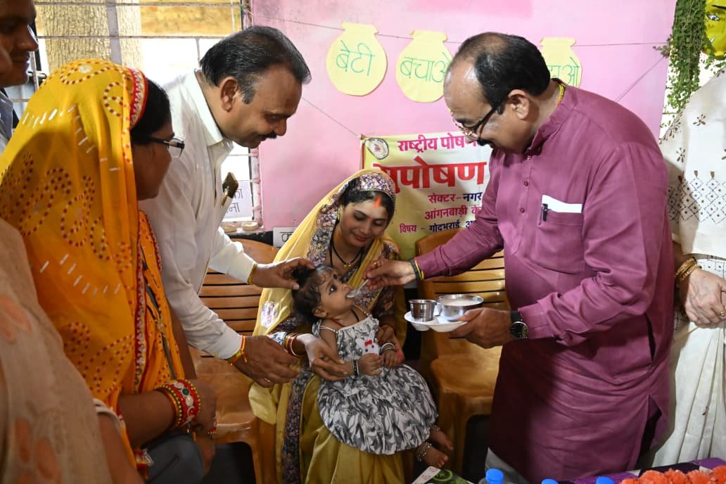‘बच्चों के अंदर अपना बचपना ढूंढता हूं…’ : जमीन पर बैठकर बच्चों संग खेले श्री अरुण साव