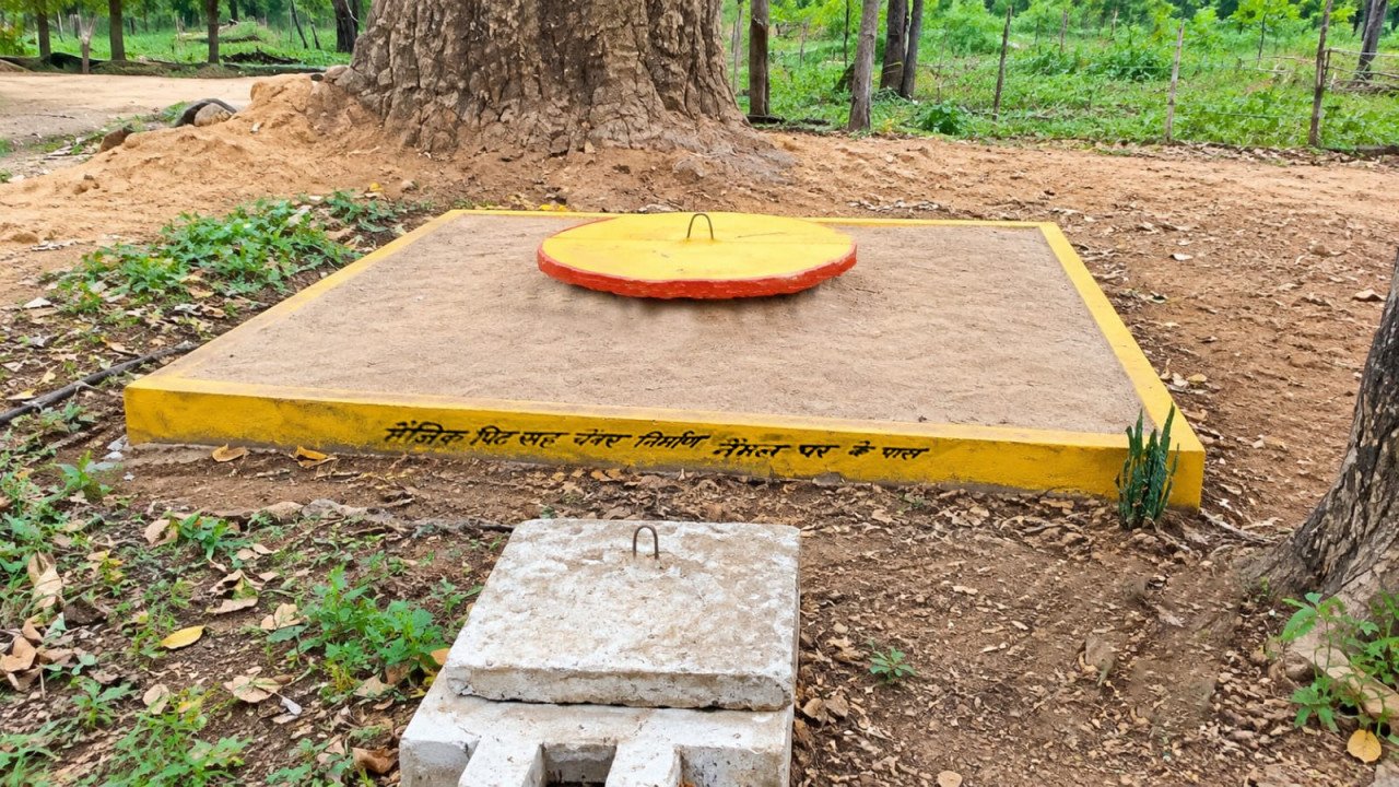सेवा की कहानी: गलियों में नहीं बहेगा घरों से निकलने वाला पानी, भकुरमा में मैजिक पिट बना समाधान