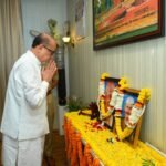 राज्यपाल श्री रमेन डेका ने महात्मा गांधी एवं लाल बहादुर शास्त्री को श्रद्धा सुमन अर्पित किए