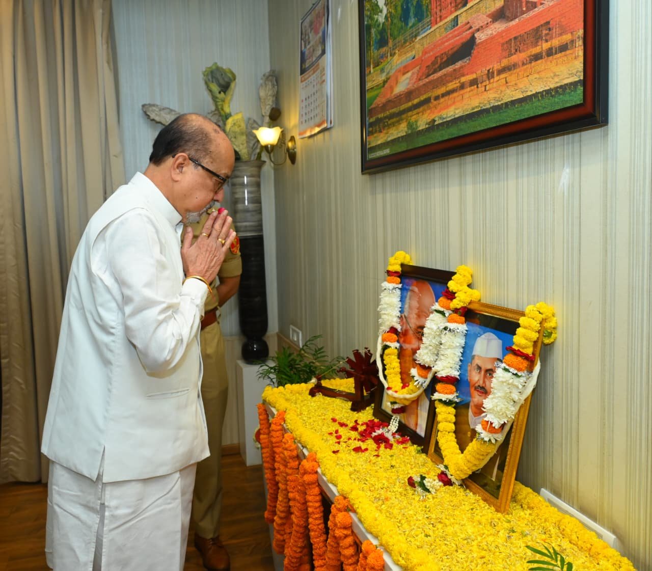 राज्यपाल श्री रमेन डेका ने महात्मा गांधी एवं लाल बहादुर शास्त्री को श्रद्धा सुमन अर्पित किए